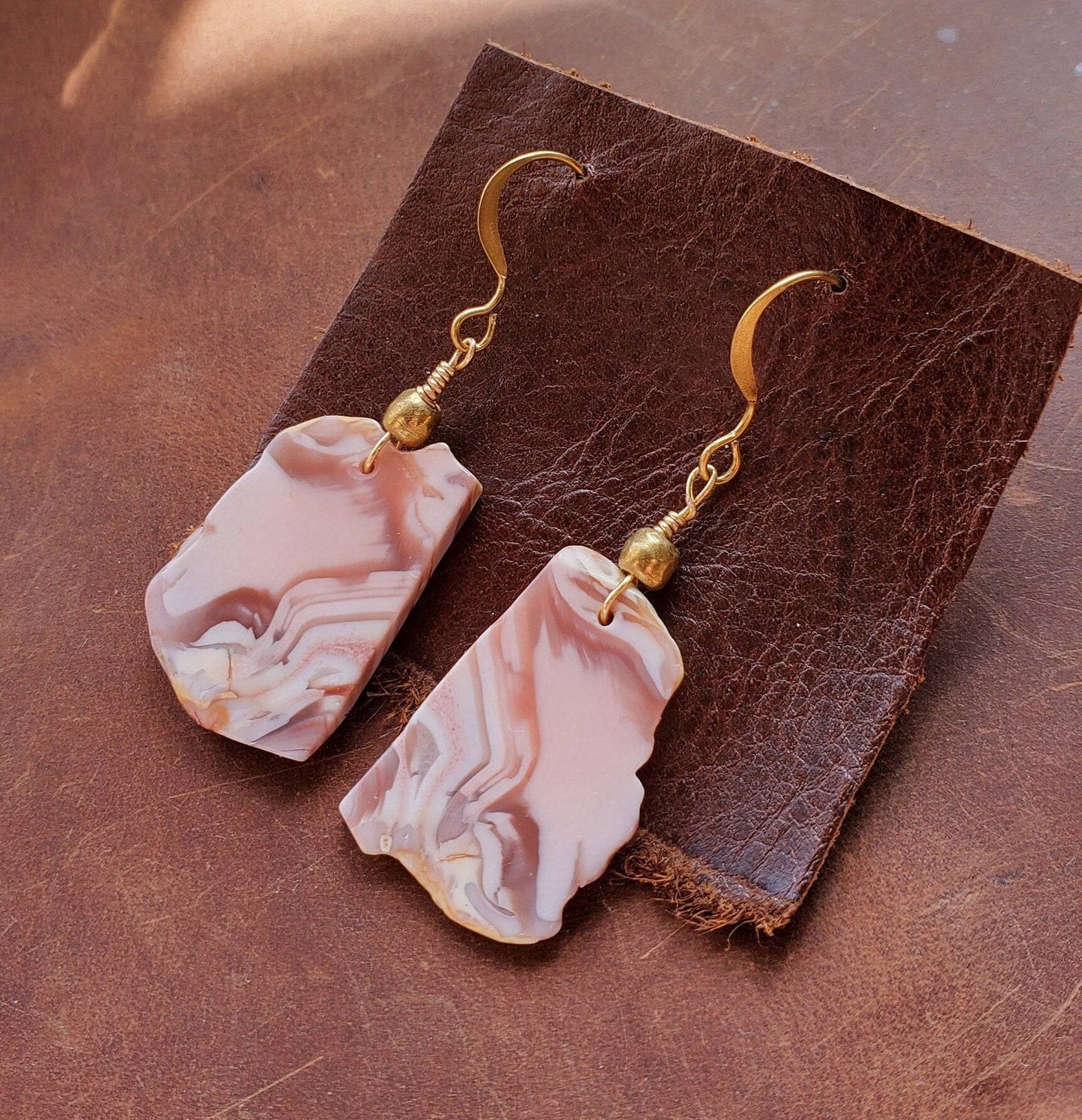 Agate Slice Earrings. Pink Agate Jewelry. Antiqued Brass WIRE Hook. Natural Stone. Lavender. Handmade. Brass beads. - EarthyElementStudio