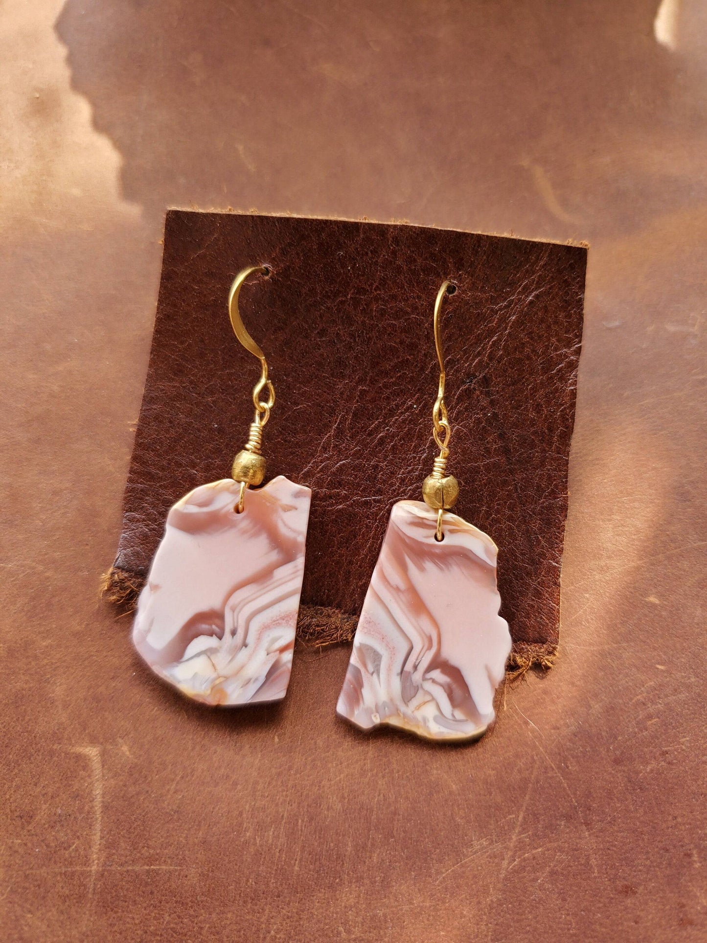 Agate Slice Earrings. Pink Agate Jewelry. Antiqued Brass WIRE Hook. Natural Stone. Lavender. Handmade. Brass beads. - EarthyElementStudio