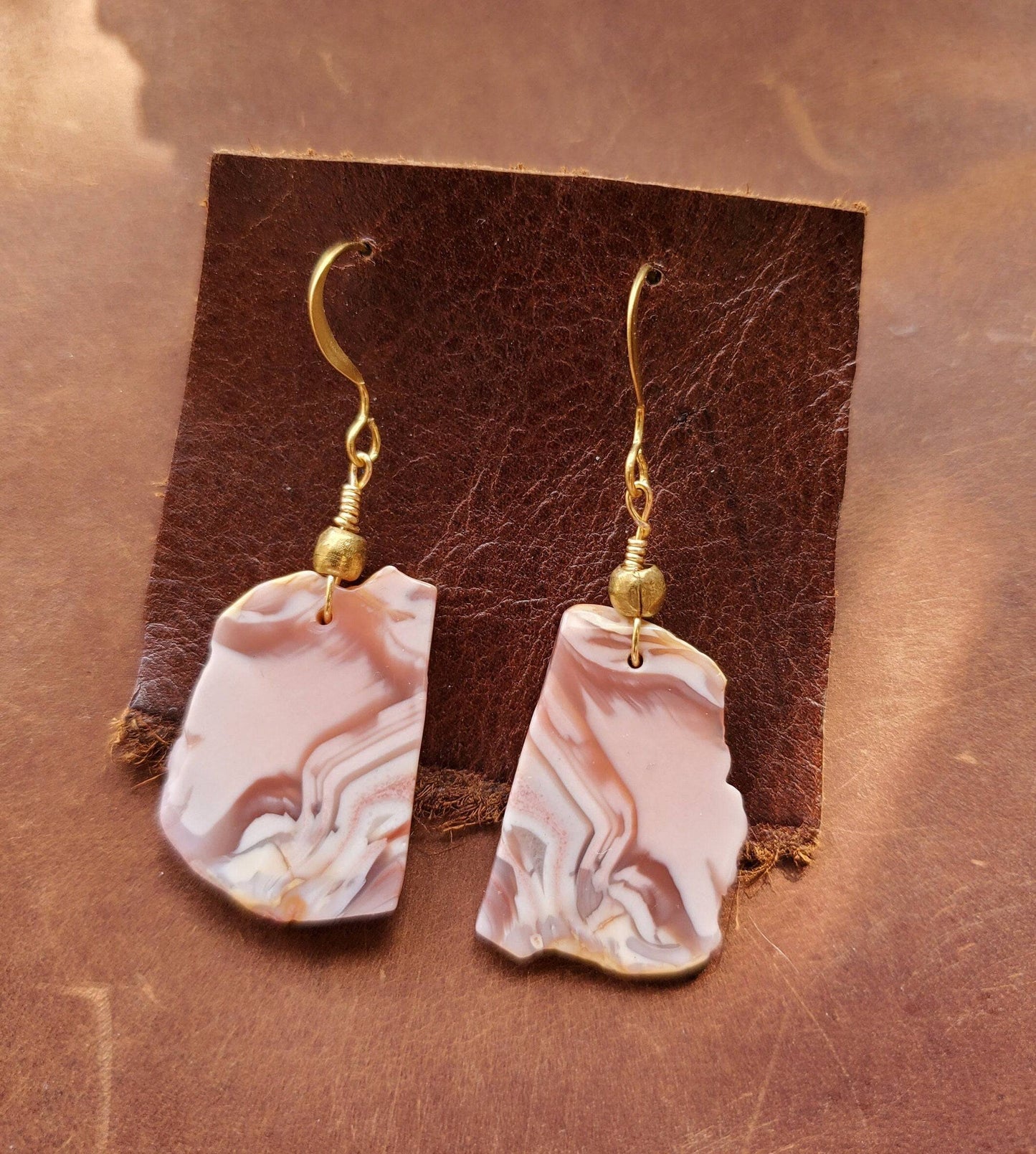 Agate Slice Earrings. Pink Agate Jewelry. Antiqued Brass WIRE Hook. Natural Stone. Lavender. Handmade. Brass beads. - EarthyElementStudio