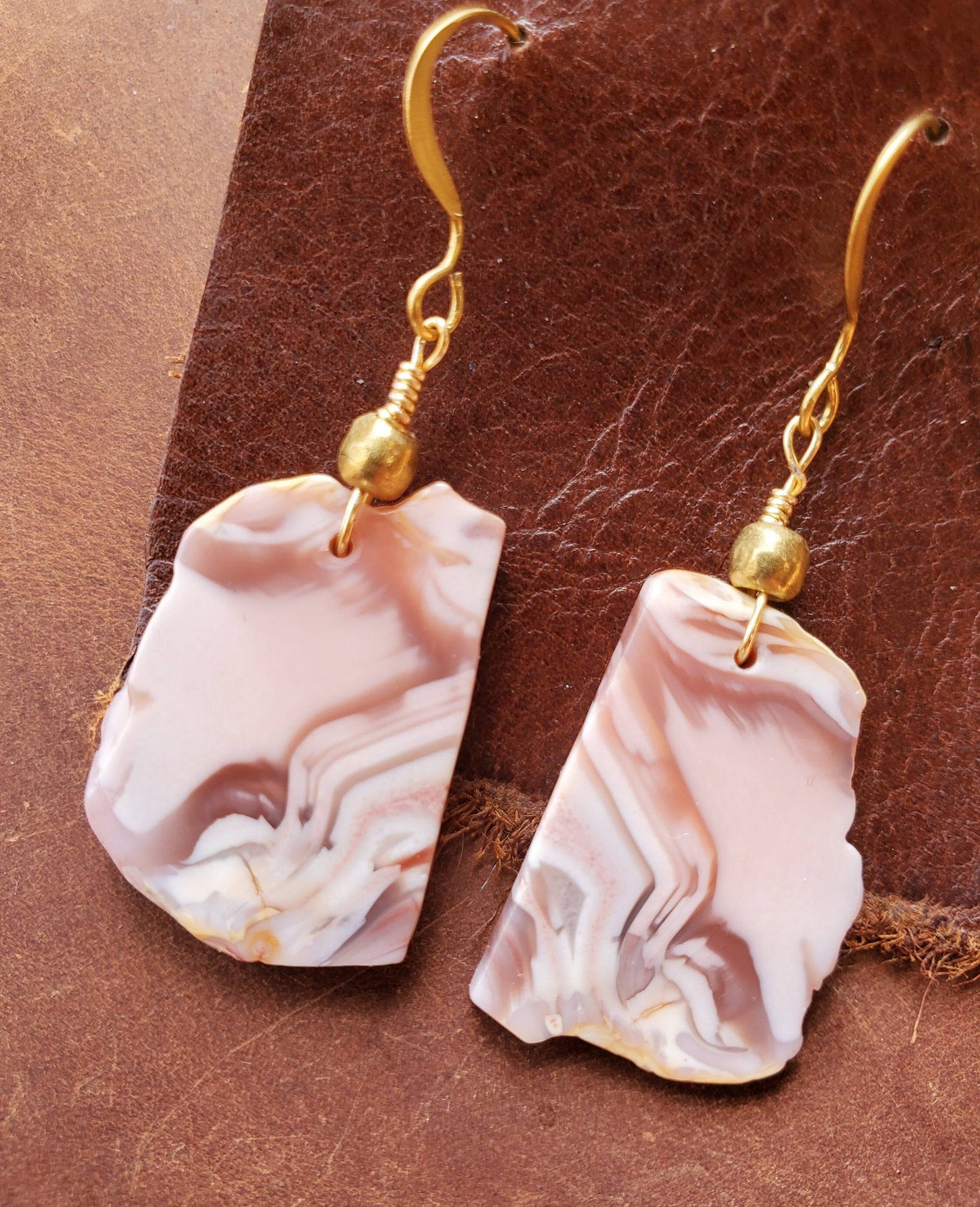 Agate Slice Earrings. Pink Agate Jewelry. Antiqued Brass WIRE Hook. Natural Stone. Lavender. Handmade. Brass beads. - EarthyElementStudio