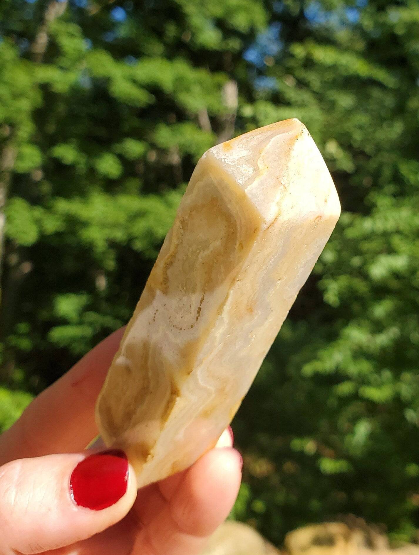 Banded Agate Tower/Point. Tan/ Yellow/ White. Natural crystal. Meditation tool. - EarthyElementStudio