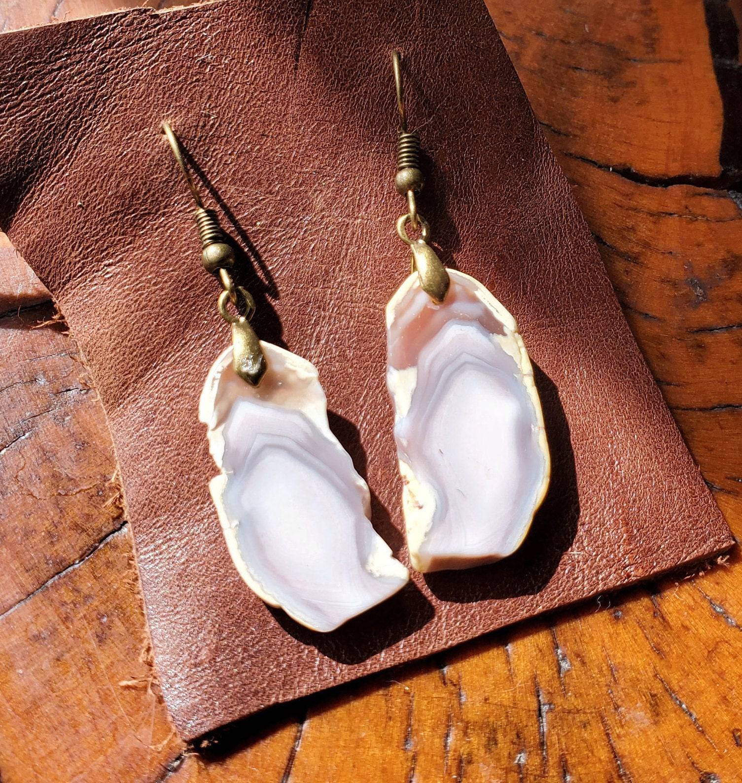 Agate Slice Earrings. Purple Agate Jewelry. Antiqued Brass WIRE Hook. Natural Stone. Lavender. - EarthyElementStudio