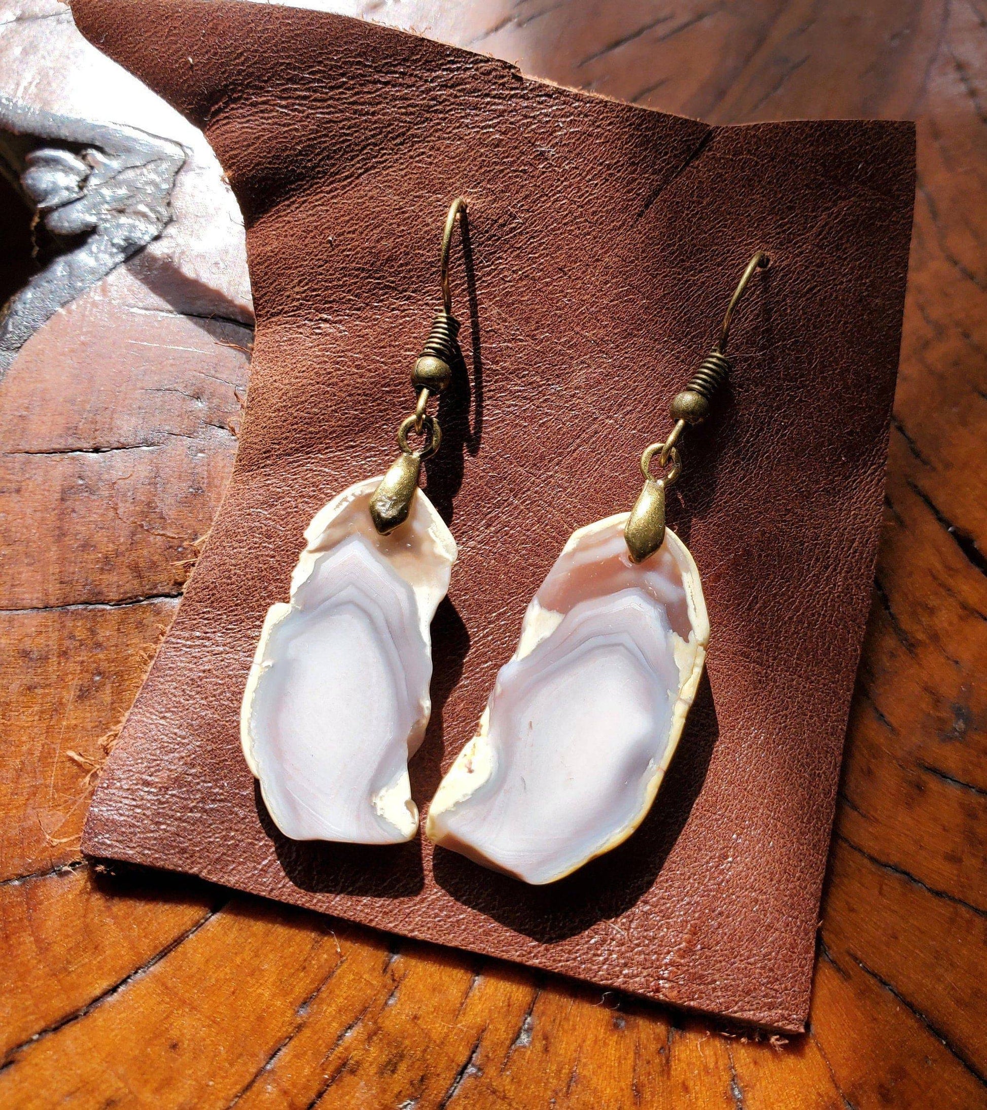 Agate Slice Earrings. Purple Agate Jewelry. Antiqued Brass WIRE Hook. Natural Stone. Lavender. - EarthyElementStudio